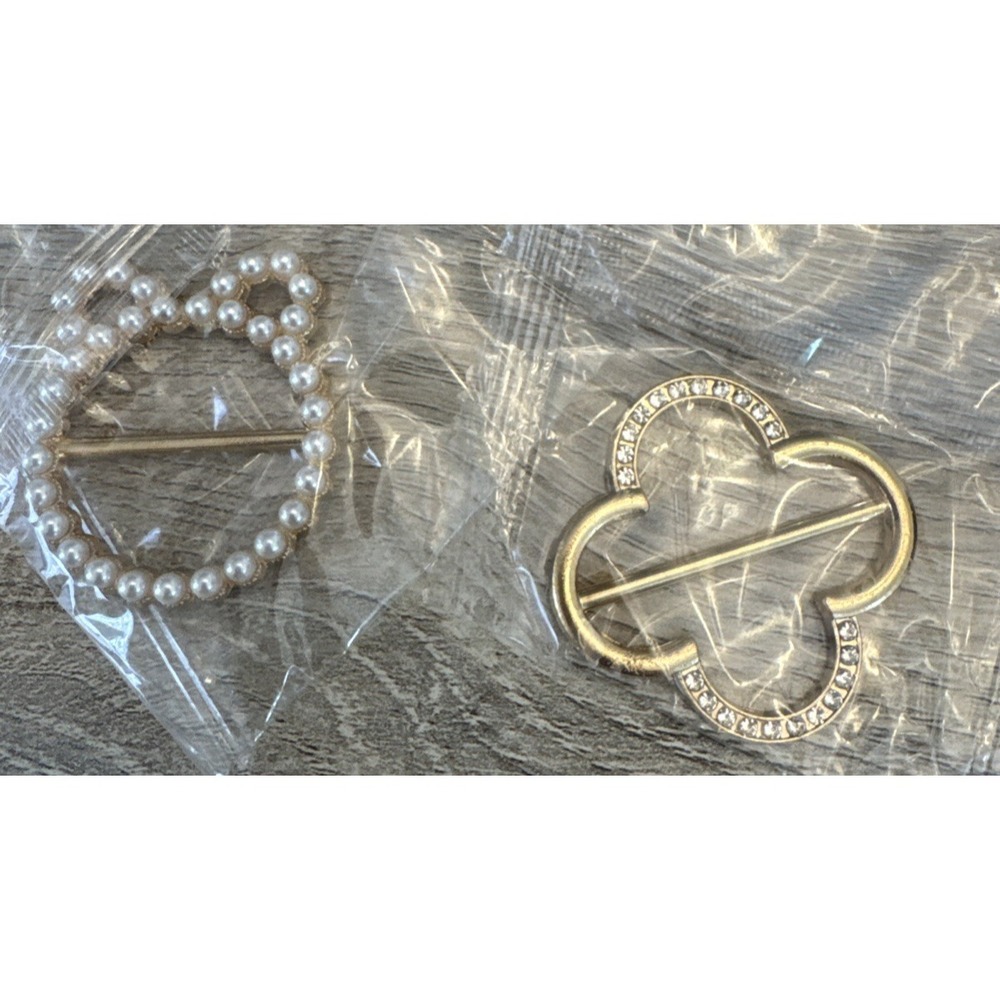 Gold Tone Scarf Clip Set Rhinestone Clover & Faux Pearl Round 1.5 in New - Picture 1 of 4